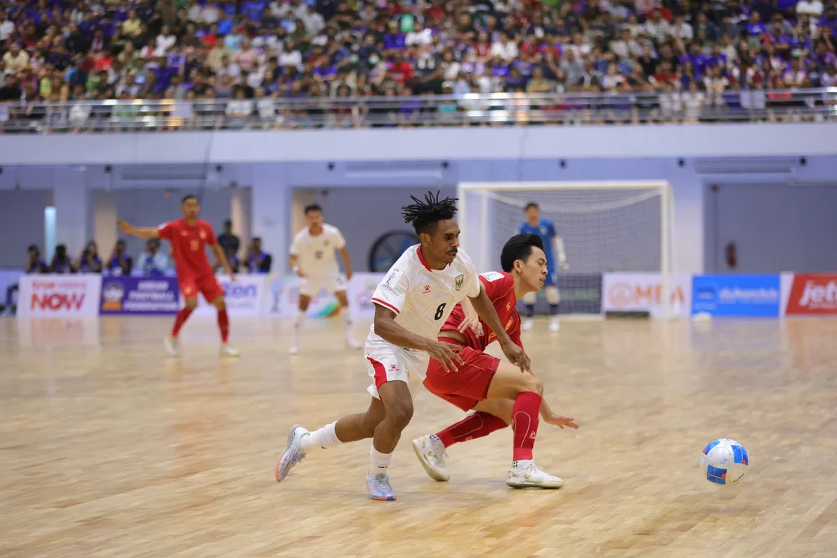 Pemain Timnas Indonesia Andarias Kareth (putih) mencoba merebut bola dari tangan pemain Thailand pada final ASEAN Futsal Championship 2026, di Nonthanburi, Minggu, 12 April 2026.  (FFI)