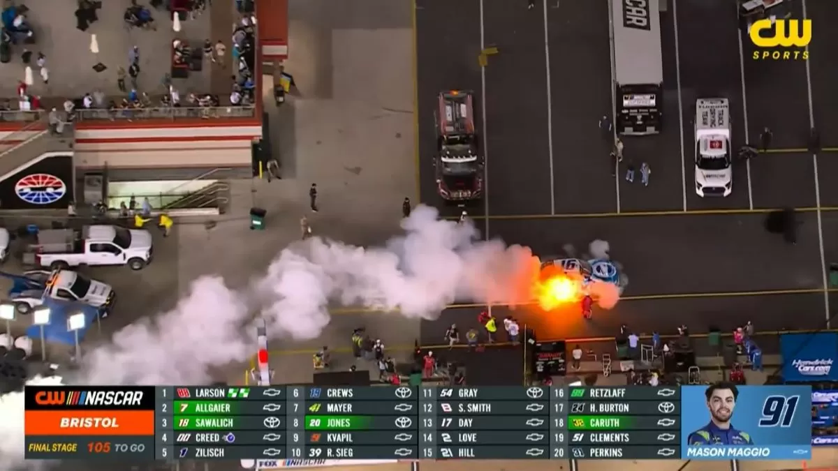Mobil balap Nascar terbakar saat balapan di Bristol Motor Speedway. (Tangkapan layar CW Sports)