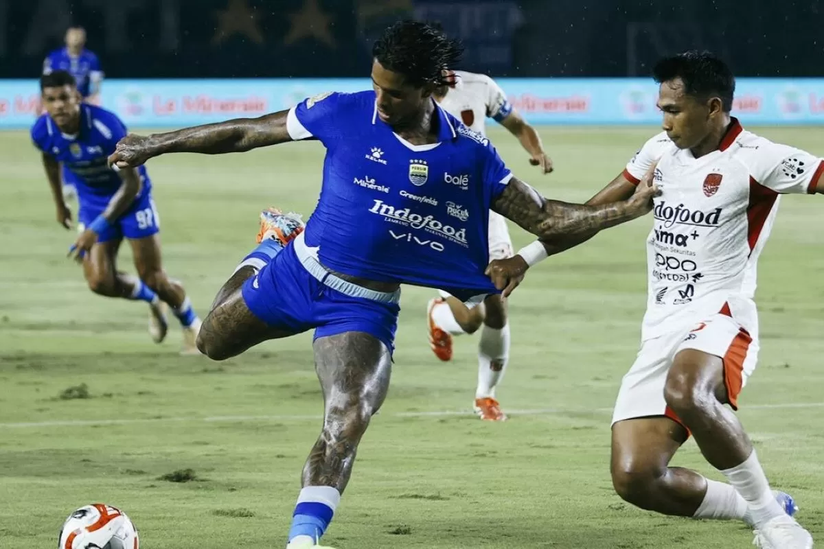 Penyerang Persib Ramon Tanque diadang pemain Bali United di laga pekan ke-27 Super League 2025/26 (Persib)
