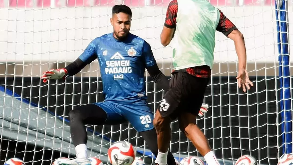 Rendy Oscario terus dipercaya menjaga gawang Semen Padang FC. (Semen Padang FC)