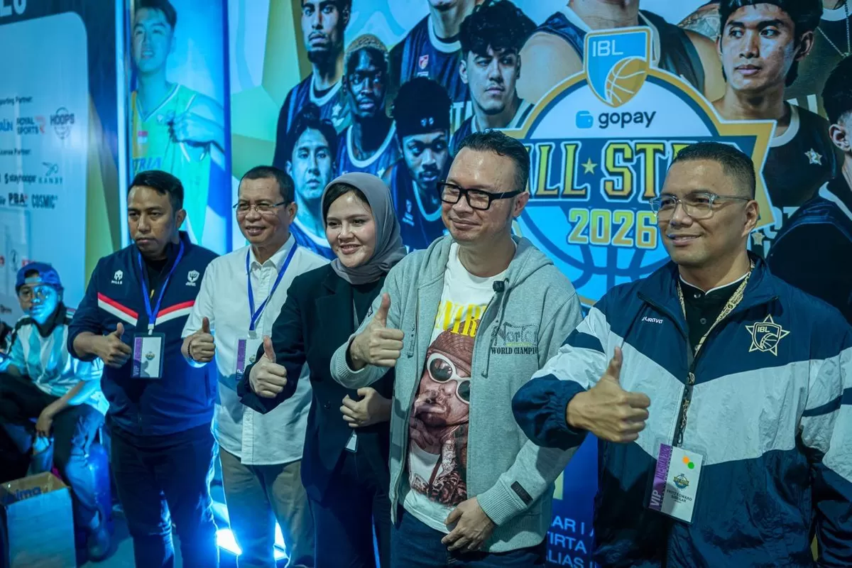 Direktur Jenderal Imigrasi Kementerian Imigrasi dan Pemasyarakatan (Kemenimipas) Hendarsam Marantoko bersama Pengurus DPP PERBASI saat menyaksikan IBL ALLSTAR di Bandung Arena, akhir pekan lalu. (PERBASI)
