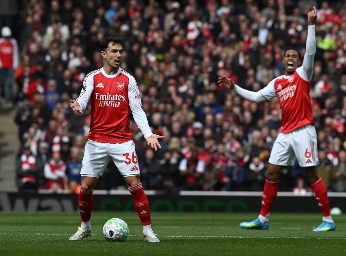 Arsenal menduduki puncak klasemen dengan keunggulan 9 poin atas Man City.