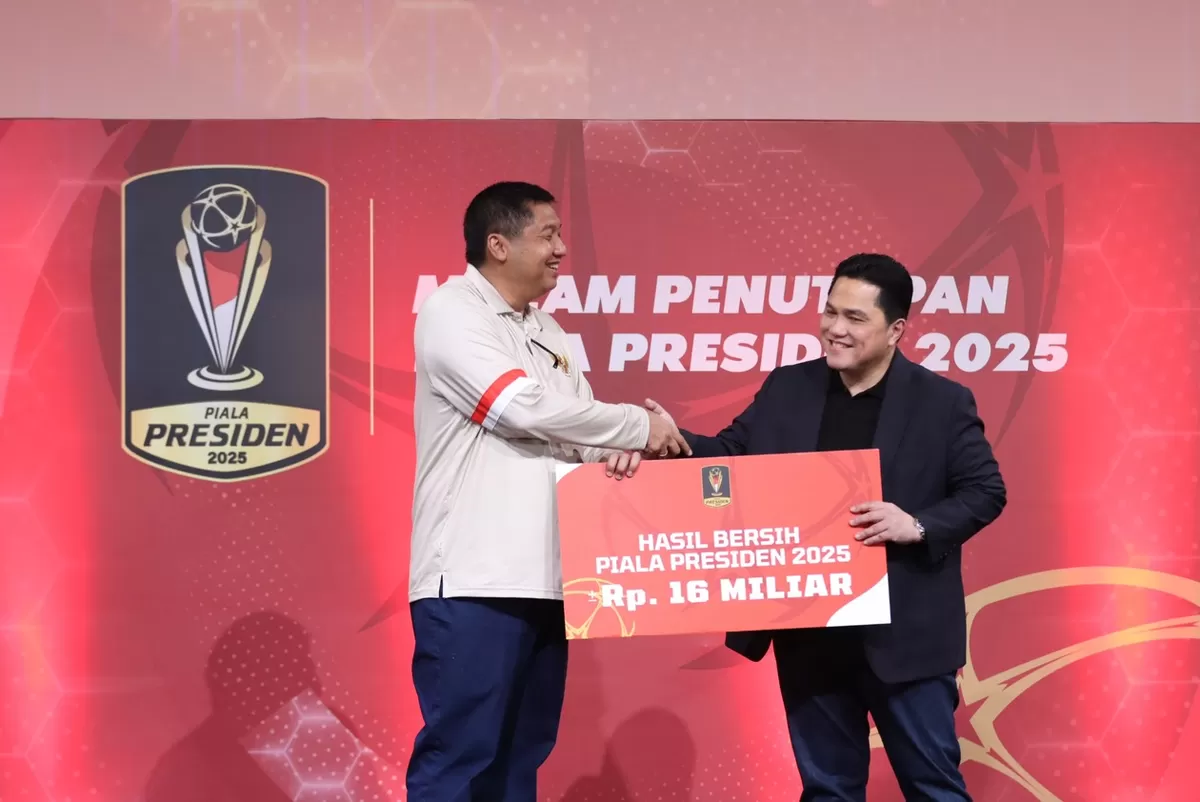 Ketua SC Piala Presiden Maruarar Sirait menyerahkan hasil keuntungan bersih turnamen ini kepada PSSI. Ke depan PSSI ingin menjadikan Piala Presiden ini sebagai panggung bagi klub-klub amatir daerah. (PSSI)