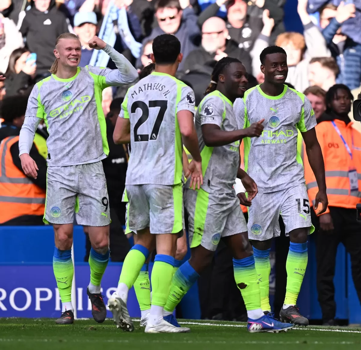 Para pemain Manchester City merayakan kemenangan telak 3-0 atas Chelsea.