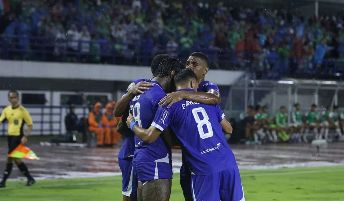 Selebrasi para pemain Persib usai bobol gawang Bali United. (Persib)