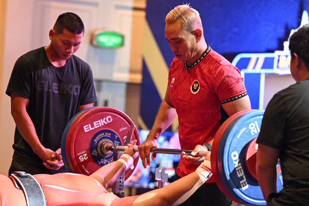 Pelatih tim para angkat berat Indonesia Coni Ruswanta (kanan) mempersiapkan penampilan atlet dalam kejuaraan Bangkok 2026 Para Powerlifting Asia-Oceania Open Championship di Bangkok, Thailand. ( NPC INDONESIA/Agung Wahyudi)