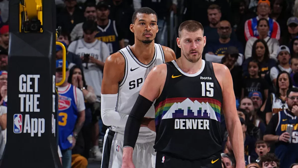 Victor Wembanyama (kiri) dan Nikola Jokic menorehkan prestasi gemilang pada musim 2025-26 di berbagai kategori statistik.  (Getty Images)