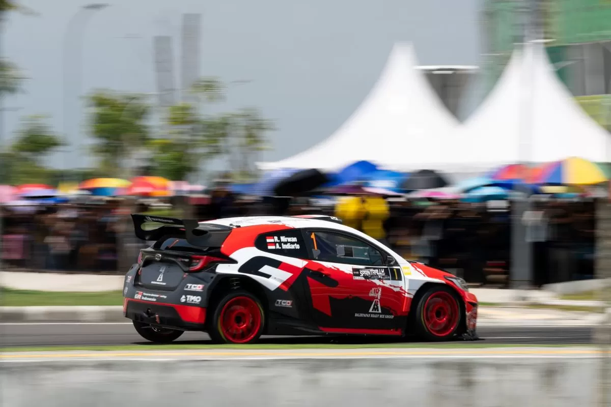 Aksi Toyota GR Yaris Rally2 yang dikendarai Ryan Nirwan dan navigator Adi Indiarto. (TGRI)