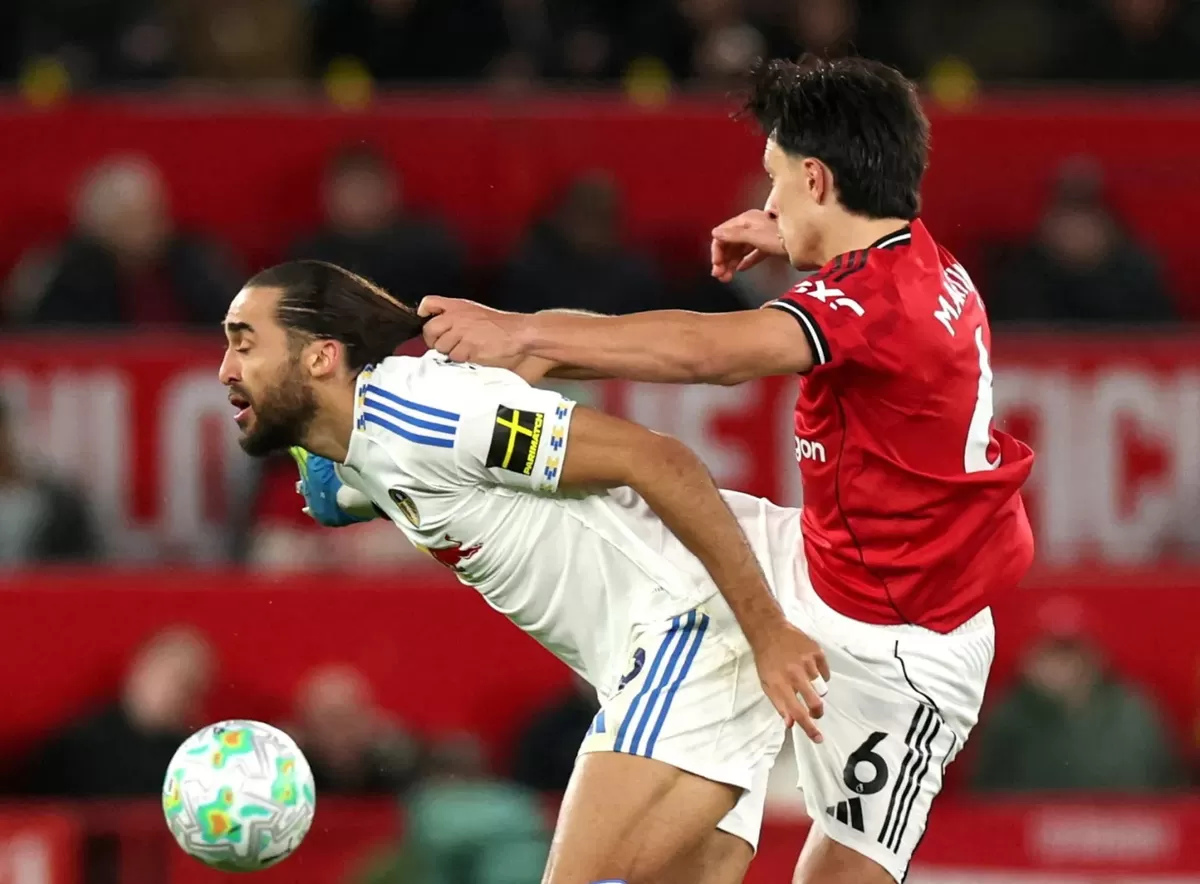 Lisandro Martinez menjambak rambut Dominic Calvert-Lewin saat Manchester United vs Leeds.
