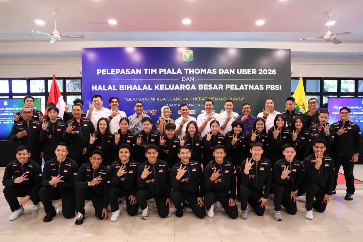 Para pemain Tim Thomas Uber Cup 2026 bersama pelatih, dan ofisial tim, berfoto bersama Ketua Umum PBSI Fadil Imran, beserta jajarannya di acara pelepasan di Pelatnas PBSI Cipayung, Rabu, 15 April 2026 (PBSI)