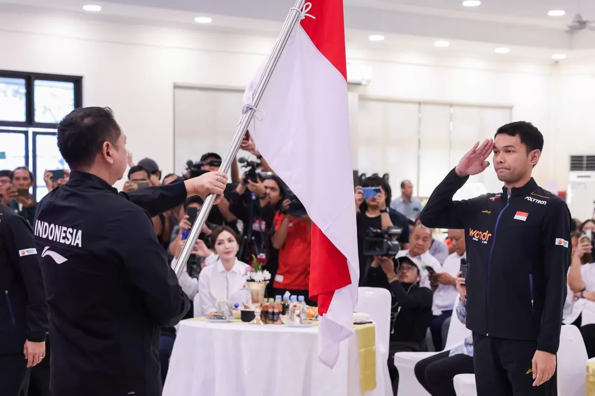 Kapten Tim Thomas Indonesia, Fajar Alfian memberikan hormat kepada sang saka Merah Putih di acara pelepasan Tim Thomas Uber Indonesia 2026 di Pelatnas PBSI, Jakarta, Rabu, 15 April 2026. (PBSI)