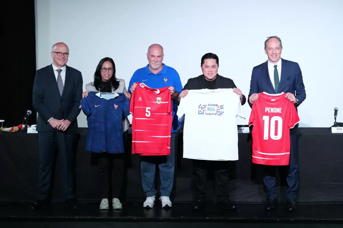 Menpora Erick Thohir, Duta Besar Prancis Fabien Penone beserta jajaran, serta Exco PSSI Vivin Cahyadi berfoto usai jumpa pers Empowering the Next Generation of Women's Football, di Jakarta, 15 April. (KEMENPORA)