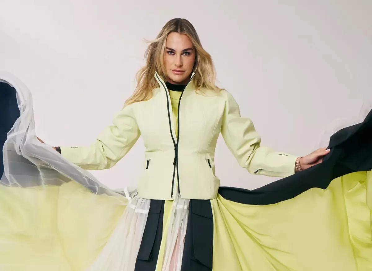 Para penggemar terpukau oleh bintang tenis Aryna Sabalenka. (ESQUIRE / Emily Soto)