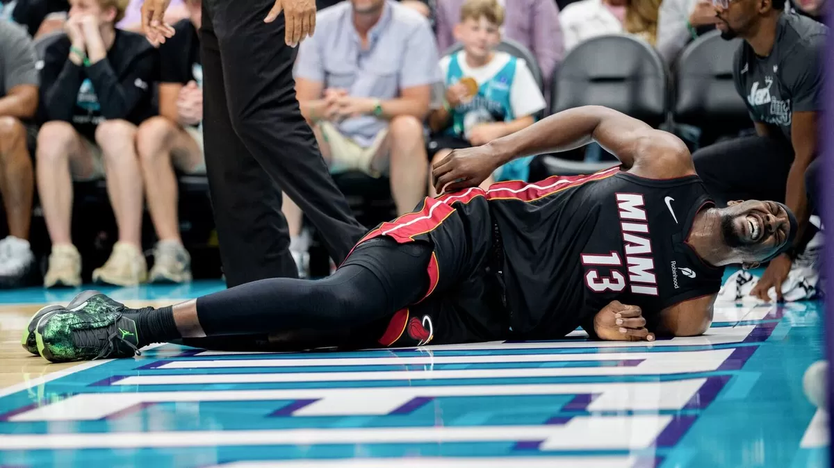Bam Adebayo tergeletak di lantai setelah dijegal oleh LaMelo Ball dari Hornets pada kuarter kedua play-in NBA 2026, 14 April waktu setempat.  (AP)