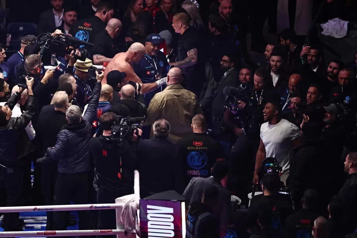 Tyson Fury menantang Anthony Joshua bertarung.