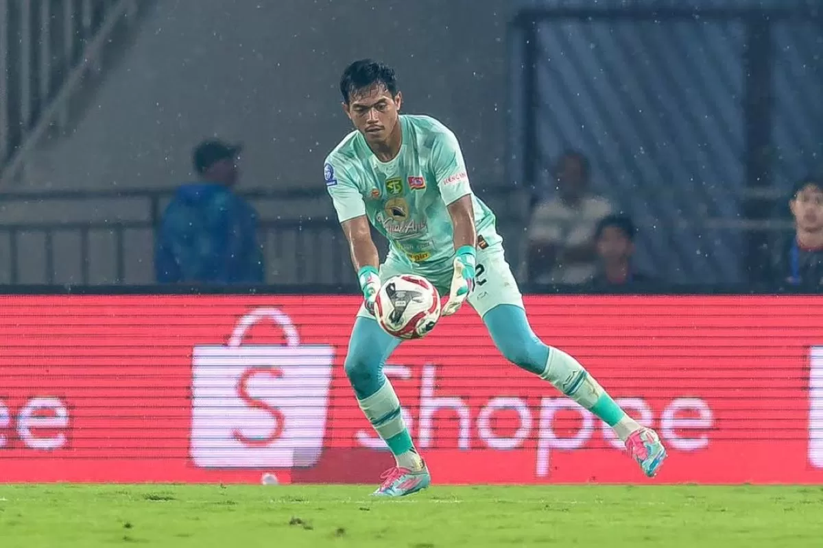 Kiper Persebaya Andhika Ramadhani beraksi di laga Persija vs Persebaya di GBK. (@officialpersebaya)