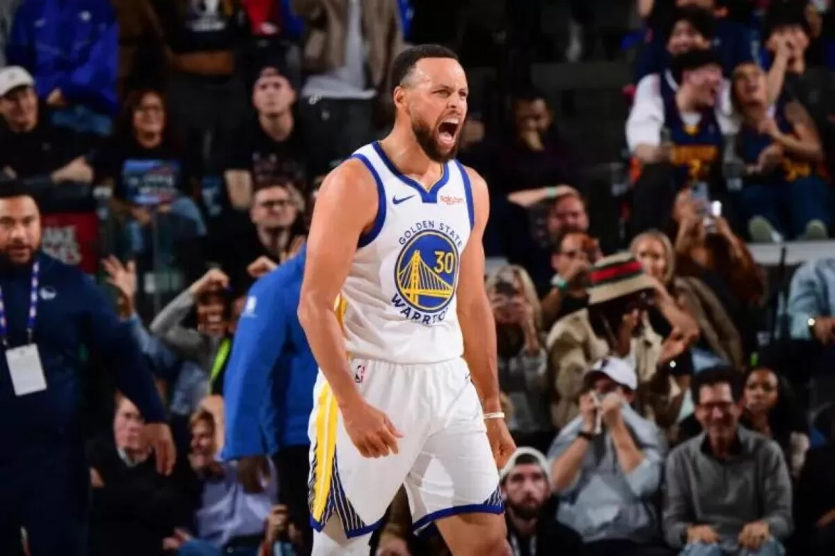 Stephen Curry kembali menjadi pusat permainan Golden State Warriors saat ia tampil eksplosif di paruh kedua play-in NBA 2026 melawan LA Clippers, Rabu, 15 April waktu setempat. (Al Jazeera)