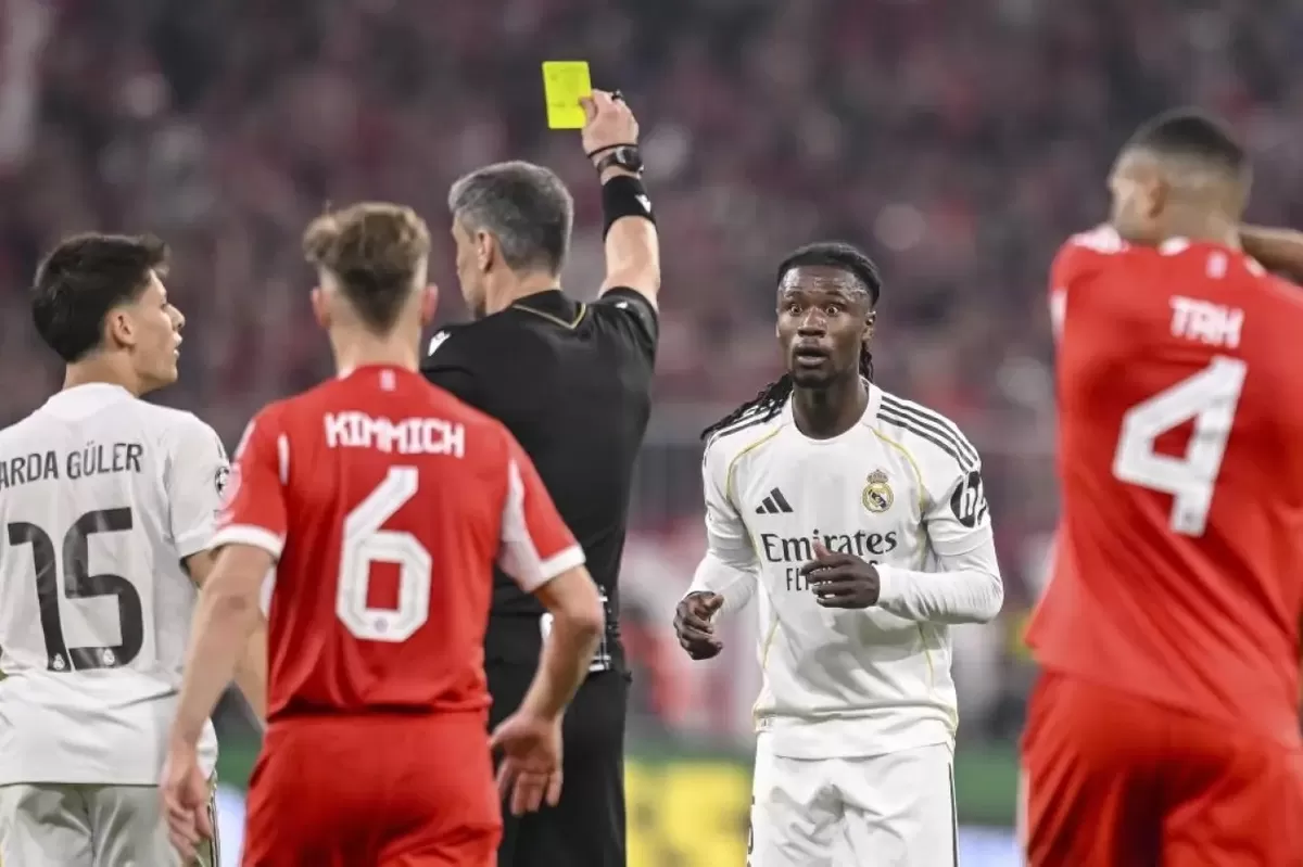 Eduardo Camavinga diusir keluar lapangan pada menit 86.