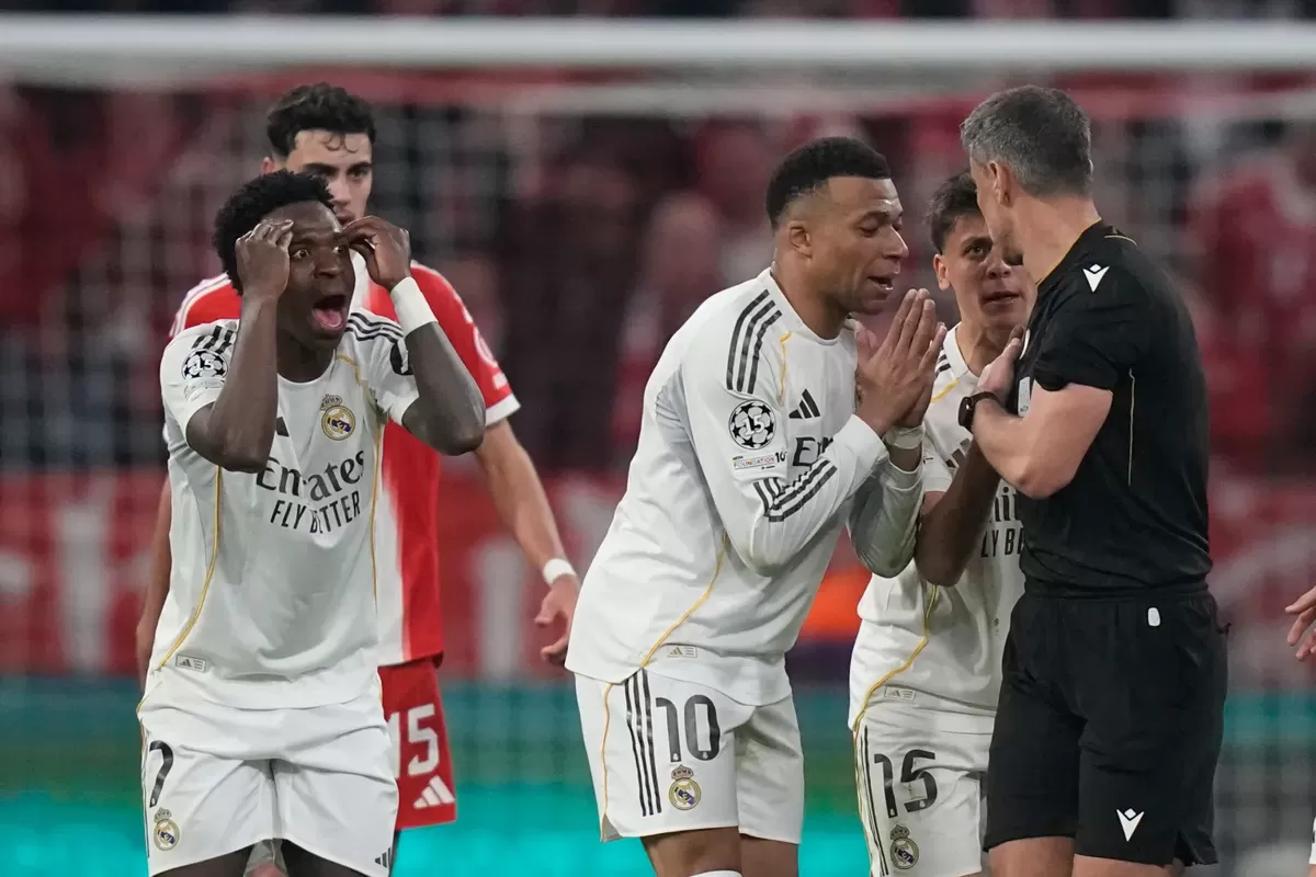 wasit Slavko Vincic memberi Camavinga dua kartu kuning berturut-turut sebelum Bayern Muenchen akhirnya memenangkan pertandingan perempat final.  (AP)