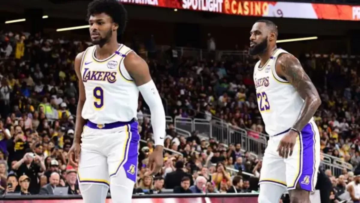 LeBron James dan Bronny James kini berpeluang tampil bareng di panggung playoff saat Los Angeles Lakers menghadapi Houston Rockets pada putaran pertama NBA 2026, Minggu, 19 April waktu setempat. (Getty Images)