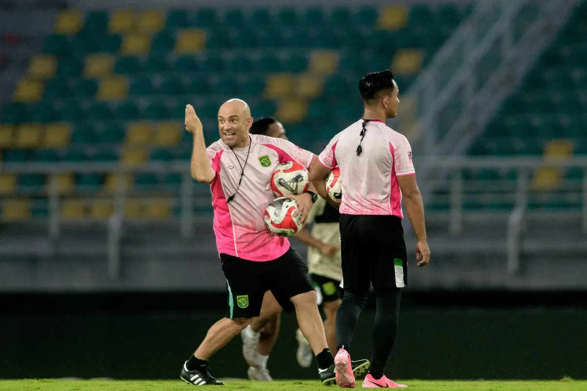 Pelatih Persebaya Bernardo Tavares meminta pemainnya fokus dan disiplin menghadapi Madura United FC di pekan ke-28 Super League 2025/26. (Persebaya)