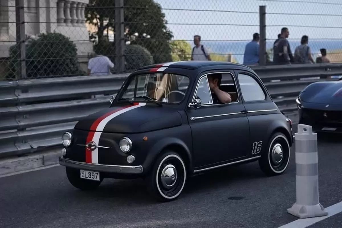 Penampakan koleksi mobil Charles Leclerc Fiat 500 Kustom di Monaco (motorcyclesports.net)