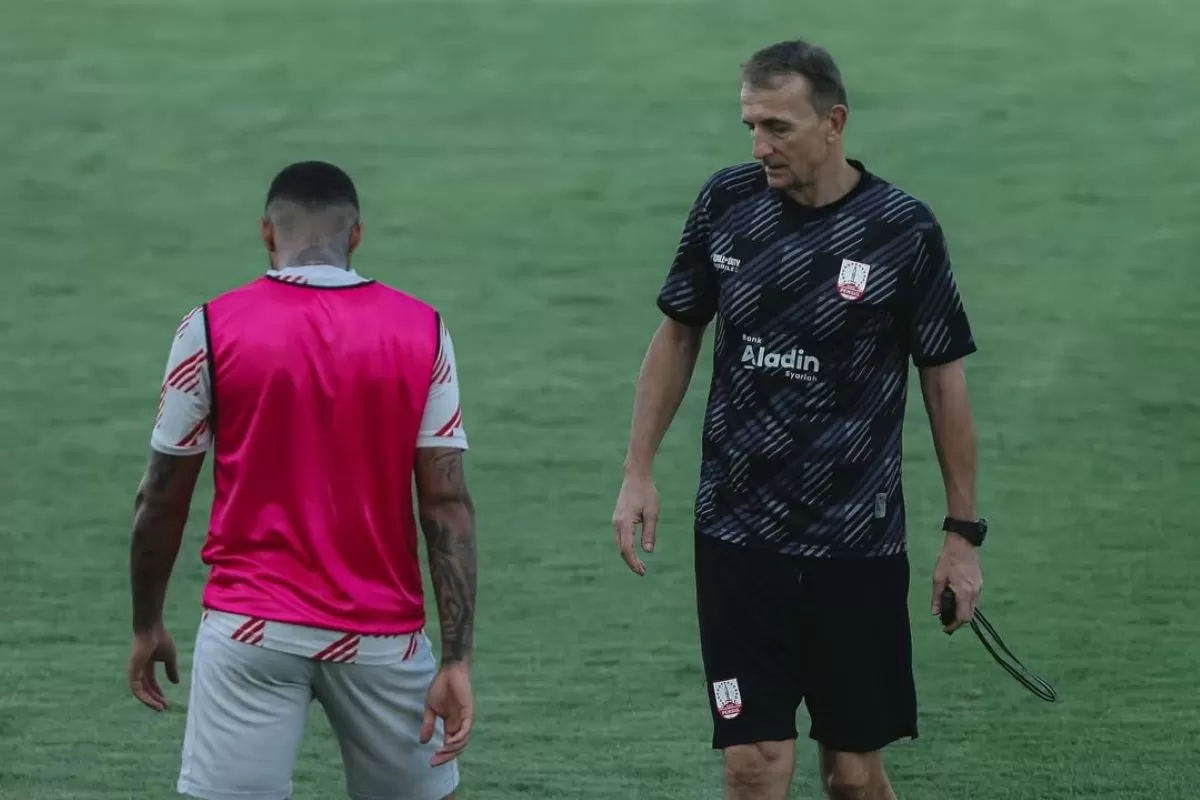 Pelatih Persis Solo Milomir Seslija dalam latihan resmi di Kanjuruhan. (@persisofficial)