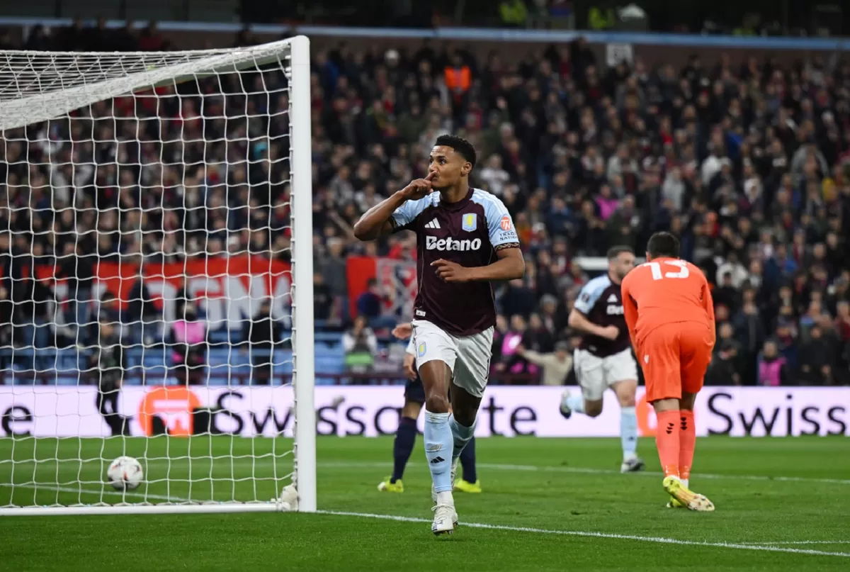 Ollie Watkins mencetak gol dari jarak tiga meter.