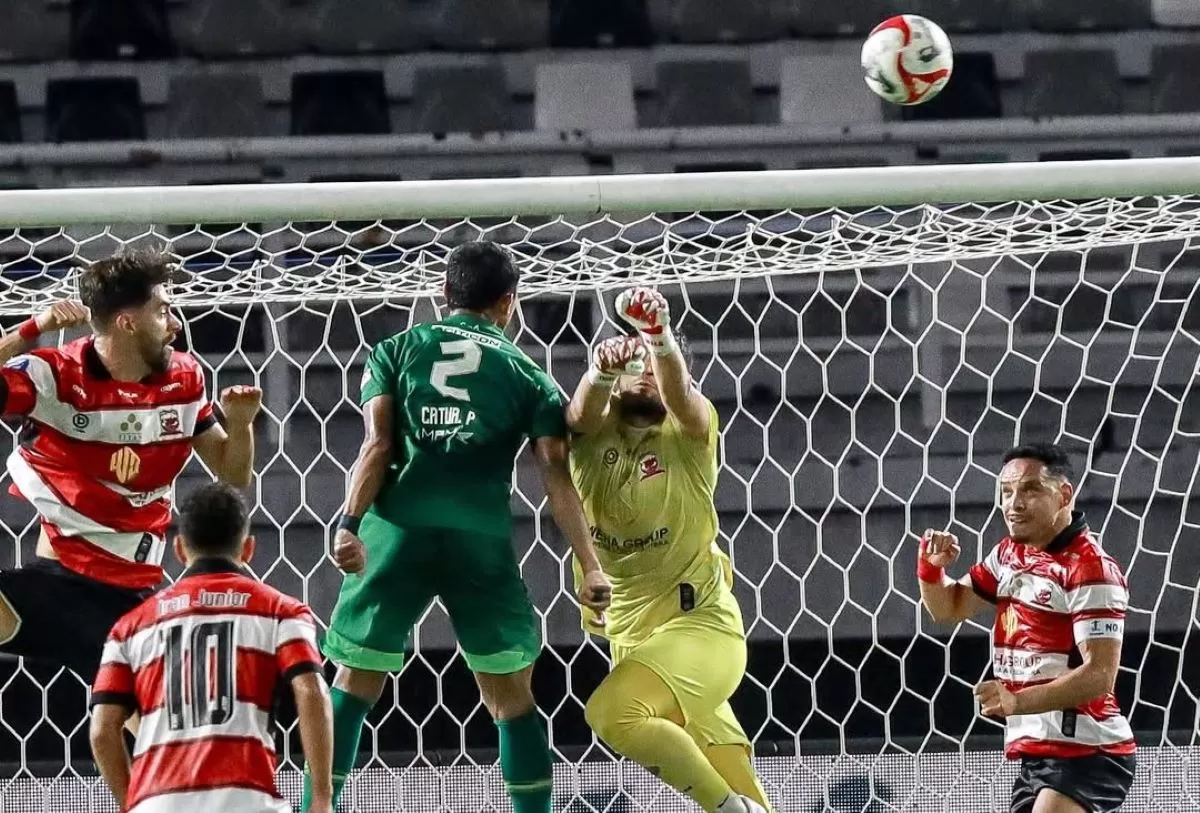Kiper Madura United FC  Diky Indrayana lakukan penyelamatan dari serangan Persebaya. (@maduraunited.fc)