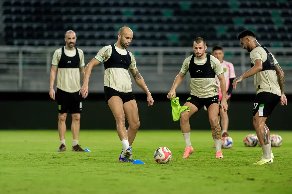Skuat Persebaya jalani latihan jelang derby Suramadu melawan Madura United FC di pekan ke-28 Super League 2025/26. (Persebaya)
