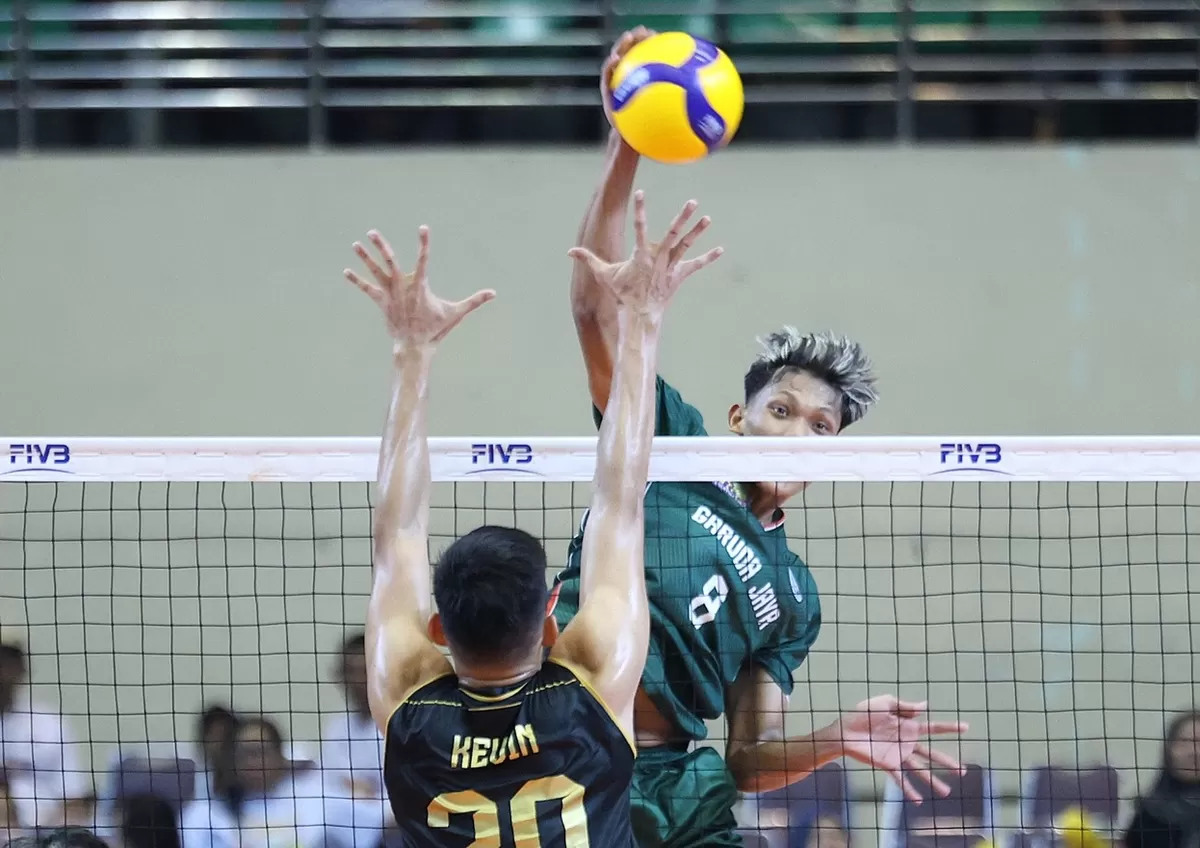 Pemain Garuda Jaya mencoba melayangkan serangan ke arah pemain Bhayangkara Presisi pada laga penentuan final four Proliga 2026 seri Semarang, 17 April 2026. (PBVSI)