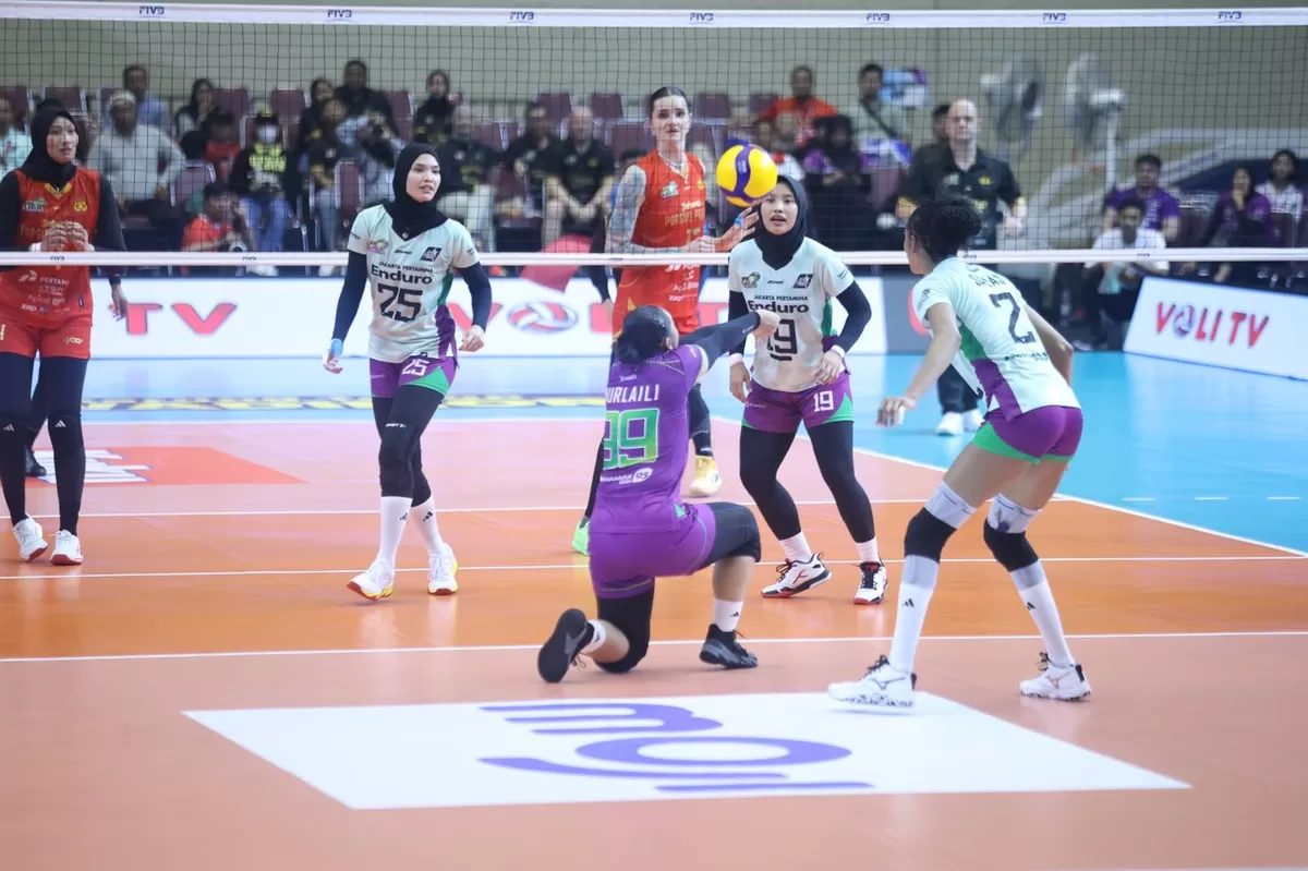 Libero Jakarta Pertamina Enduro berusaha agak bola tidak mati di laga penentuan final four Proliga 2026, Jumat, 17 April 2026. JPE menang telak dari Popsivo. (PBVSI)