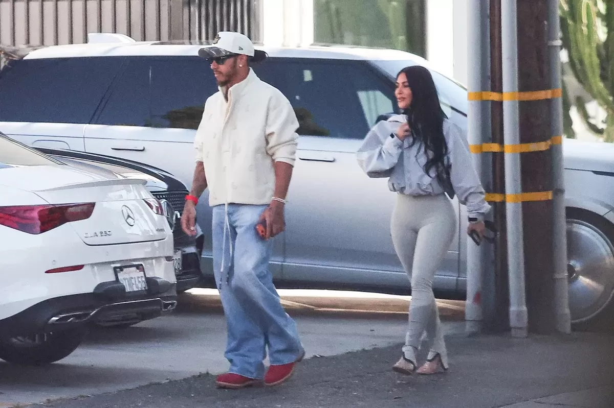 Kim Kardashian bersama Lewis Hamilton berbelanja perlengkapan rumah di Los Angeles. (BackGrid)