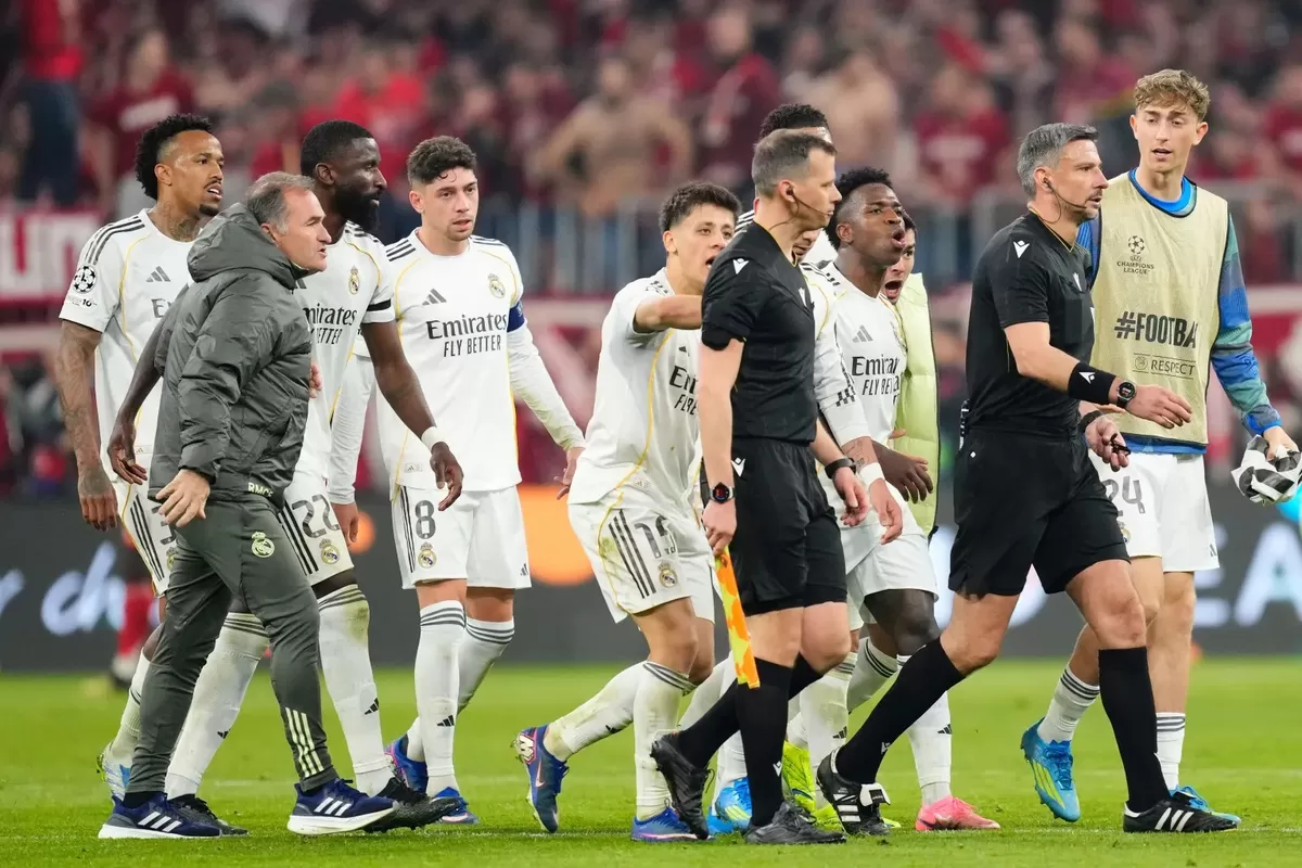 Para pemain Madrid berkonfrontasi dengan wasit setelah pertandingan berakhir.  (Shutterstock Editorial)
