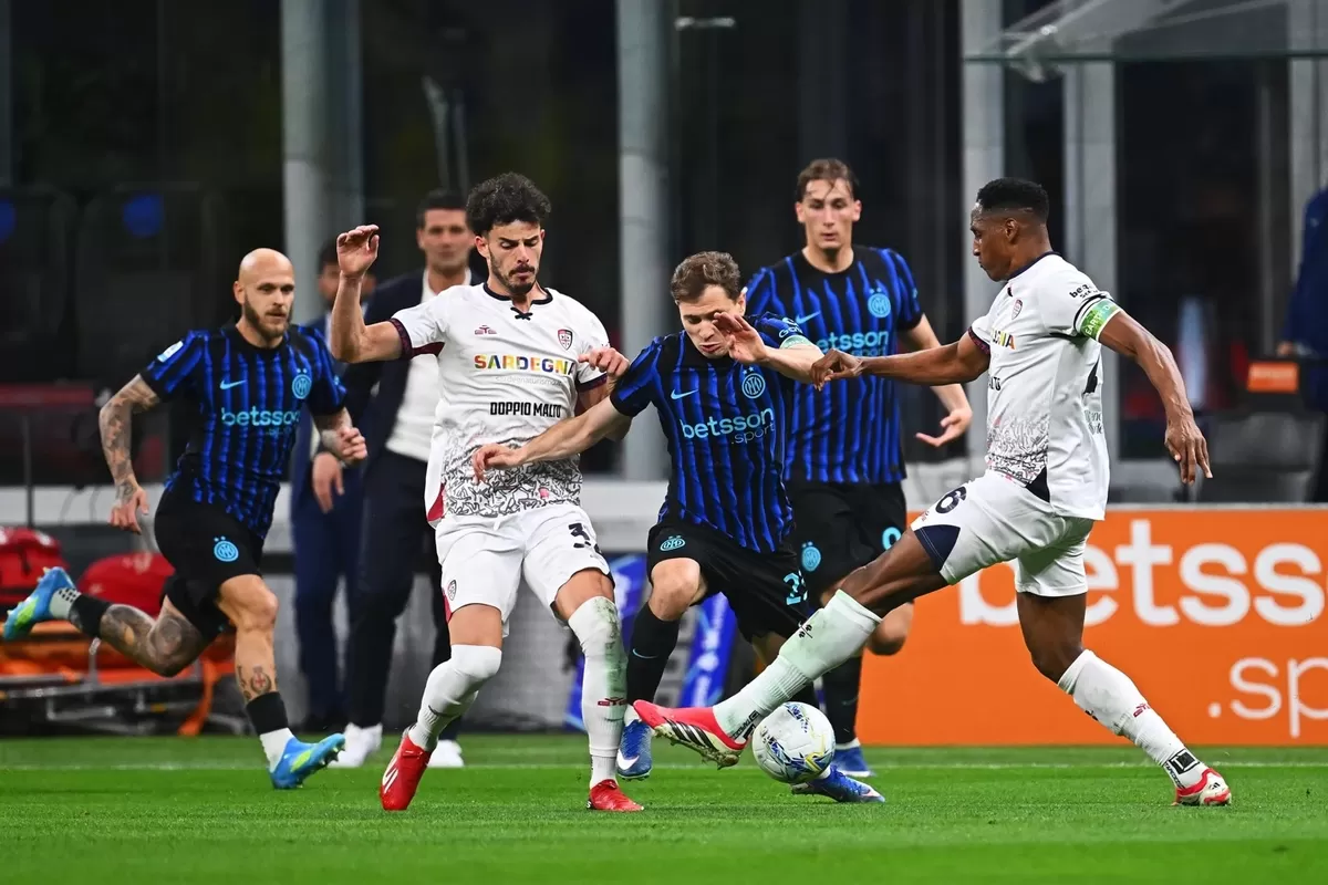 Pemain Inter Milan Nicolo Barella mencoba melepaskan diri dari kepungan pemain Cagliari. (Inter Milan)