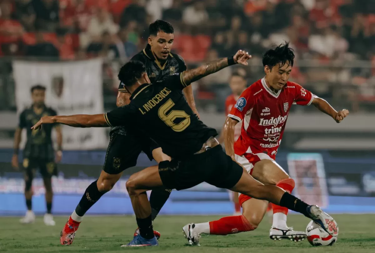 Aksi pemain Bali United FC Teppei Yachida diadang pemain Malut United FC di pekan ke-28 Super League 2025/26. (@baliunitedfc)