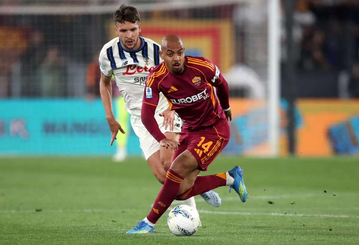 Donyell Malen dari AS Roma ditekan oleh Berat Djimsiti (Atalanta)