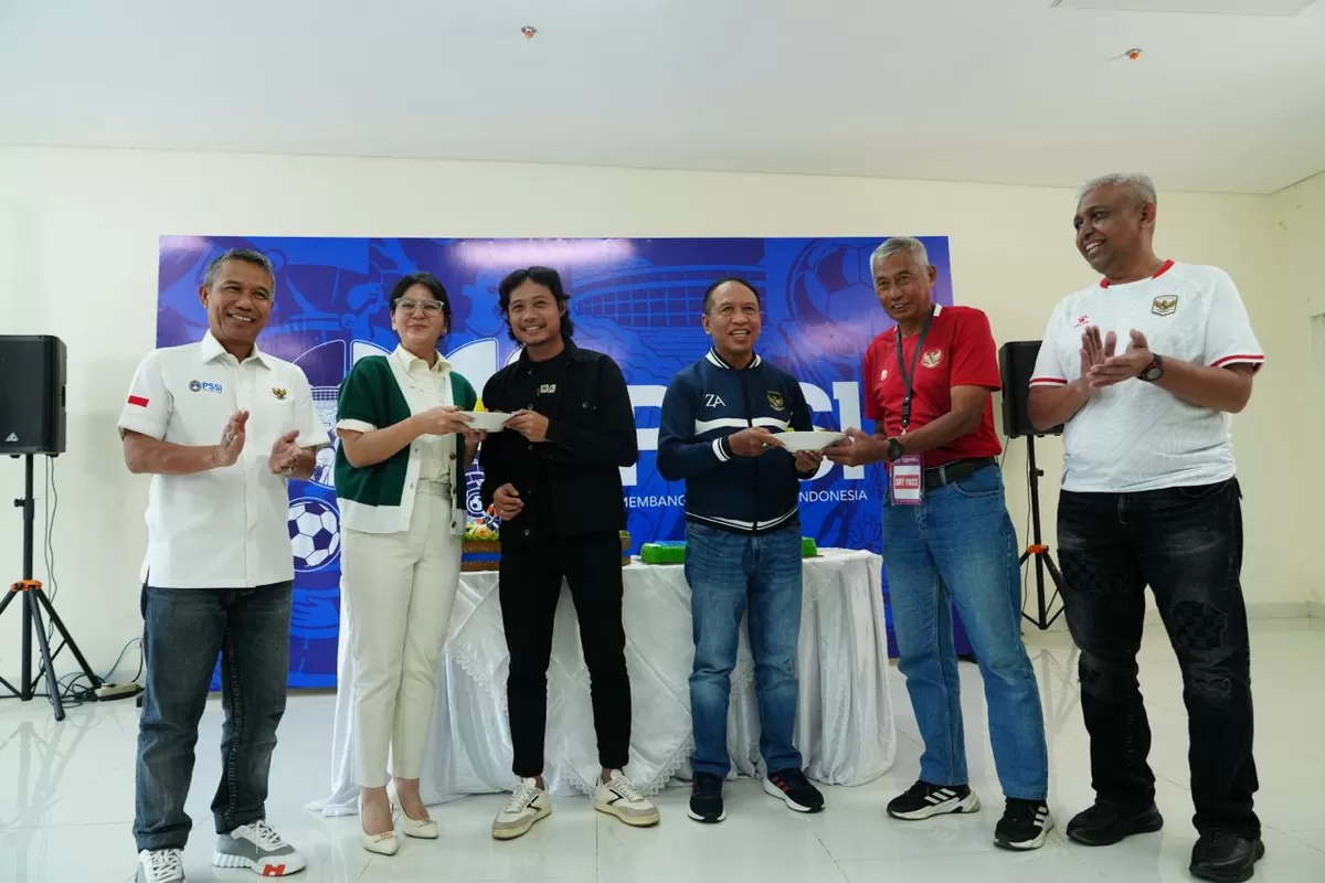 Dua Wakil Ketua PSSI, Zainuddin Amali dan Ratu Tisha menyerahkan tumpeng perayaan hari jadi PSSI ke-96 kepada para legenda sepak bola nasional seperti Evan Dimas dan Yusuf Ekodono, di Gelora Deltras. (PSSI)