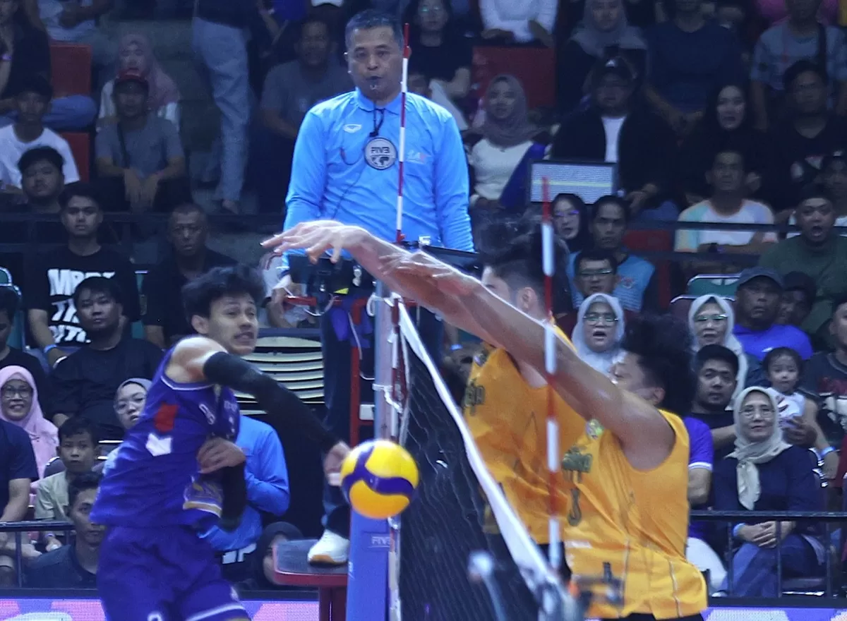 Dua pemain Bhayangkara Presisi melakukan blok serangan LavAni dalam pertandingan terakhir putaran kedua final four Proliga 2026, Semarang, 19 April. Kemenangan 3-1 bawa LavAni juara putaran ini (PBVSI)