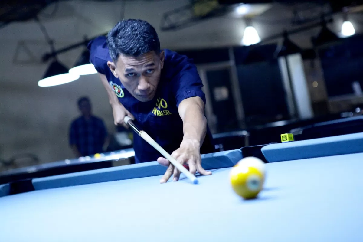 Ketua SIWO Kalsel Irwansyah ikut bertanding saat uji coba biliar melawan SIWO DKI Jaya.