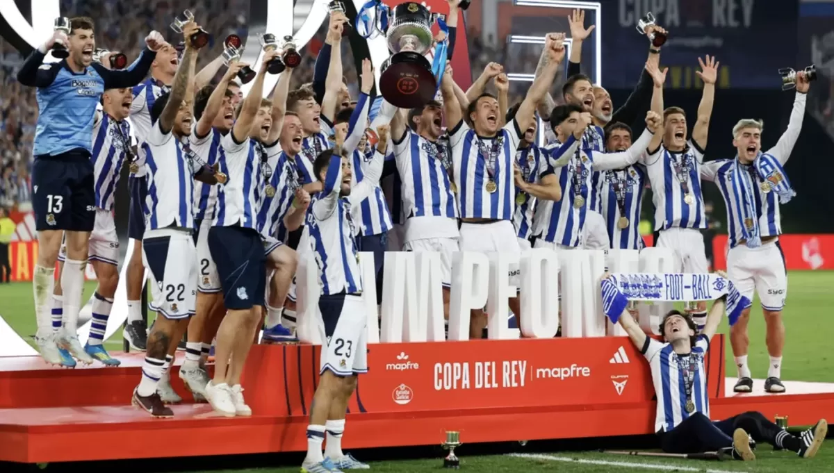 Real Sociedad berhak mengangkat trofi juara Copa del Rey.