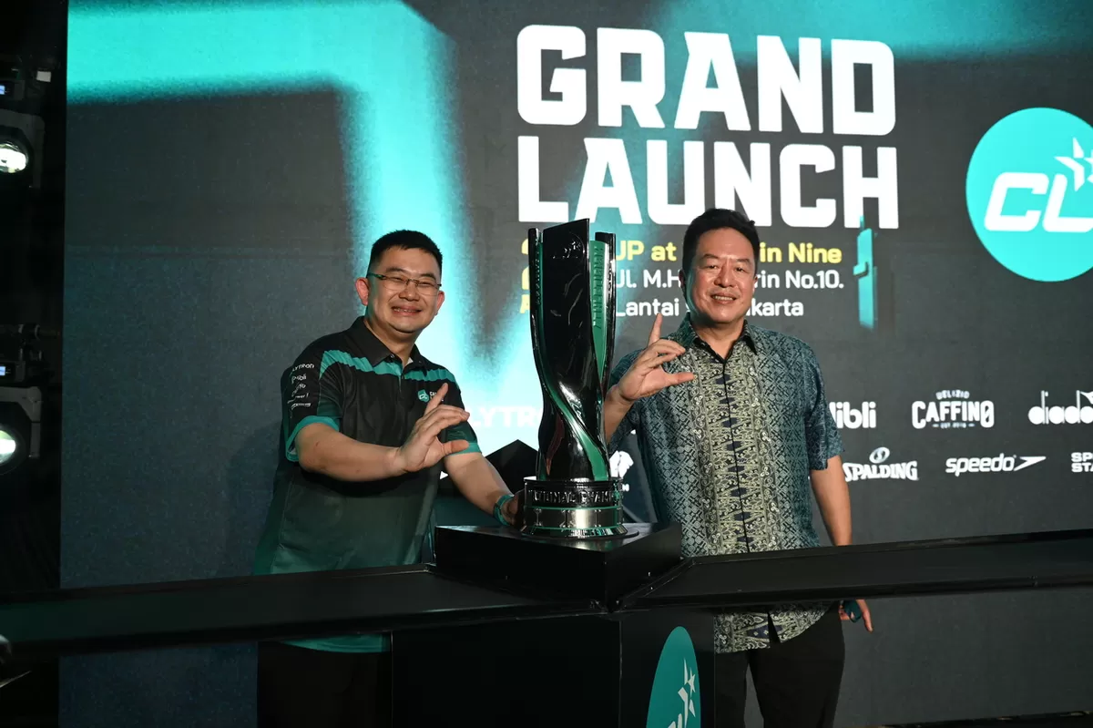 CEO Campus League, Ryan Gozali dan  Presiden Director Djarum Foundation, Victor Hartono berfoto dengan trofi Campus League pada peluncuran di Jakarta, Senin, 20 April. (Campus League)