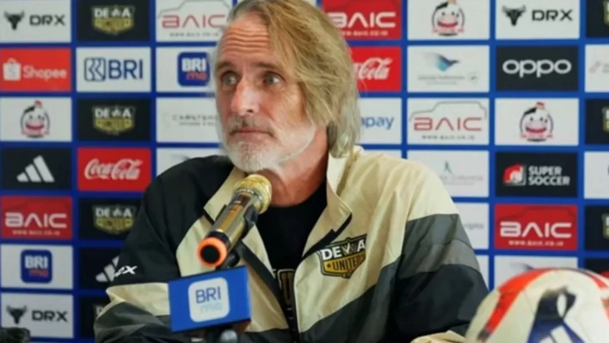Pelatih Dewa United, Jan Olde Riekerink mengatakan penyesalannya usai gagal menang dari Persib Bandung di lanjutan Super League 2025/2026, Senin, 20 April malam di BIS. (I.League)