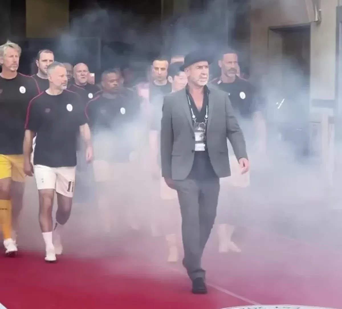 Eric Cantona memimpin para pemain legenda Manchester United keluar lapangan dari terowongan dengan uap dingin menyelimuti (@rioferdy5)