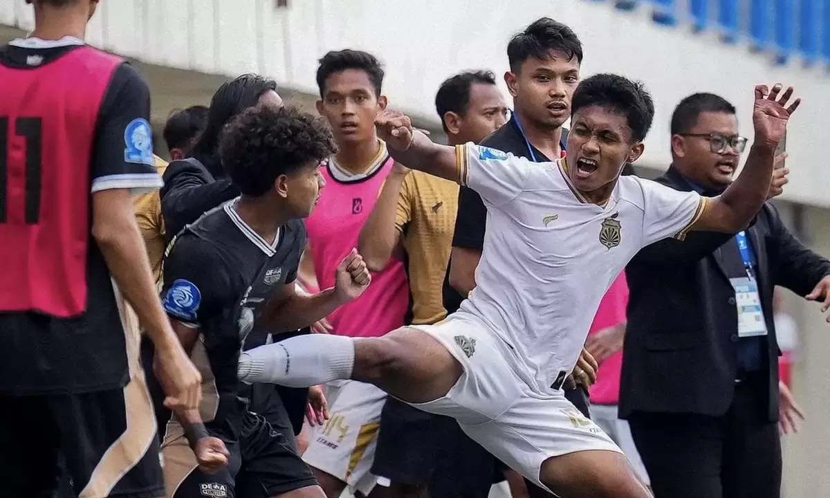 Pemain Bhayangkara FC U-20 menendang pemain Dewa United Banten FC U-20 dalam laga EPA U-20. (Dewa United)