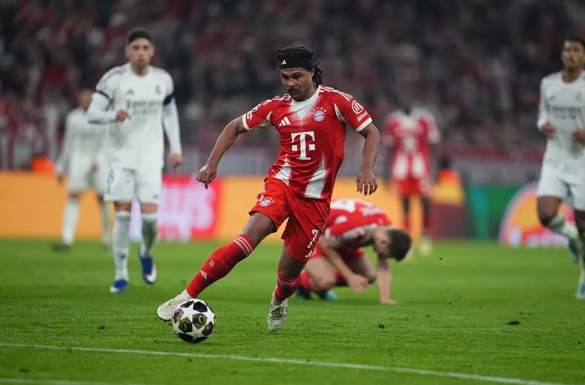 Striker Bayern Muenchen dan Timnas Jerman, Serge Gnabry mengalami cedera otot adduktor yang serius selama sesi latihan.