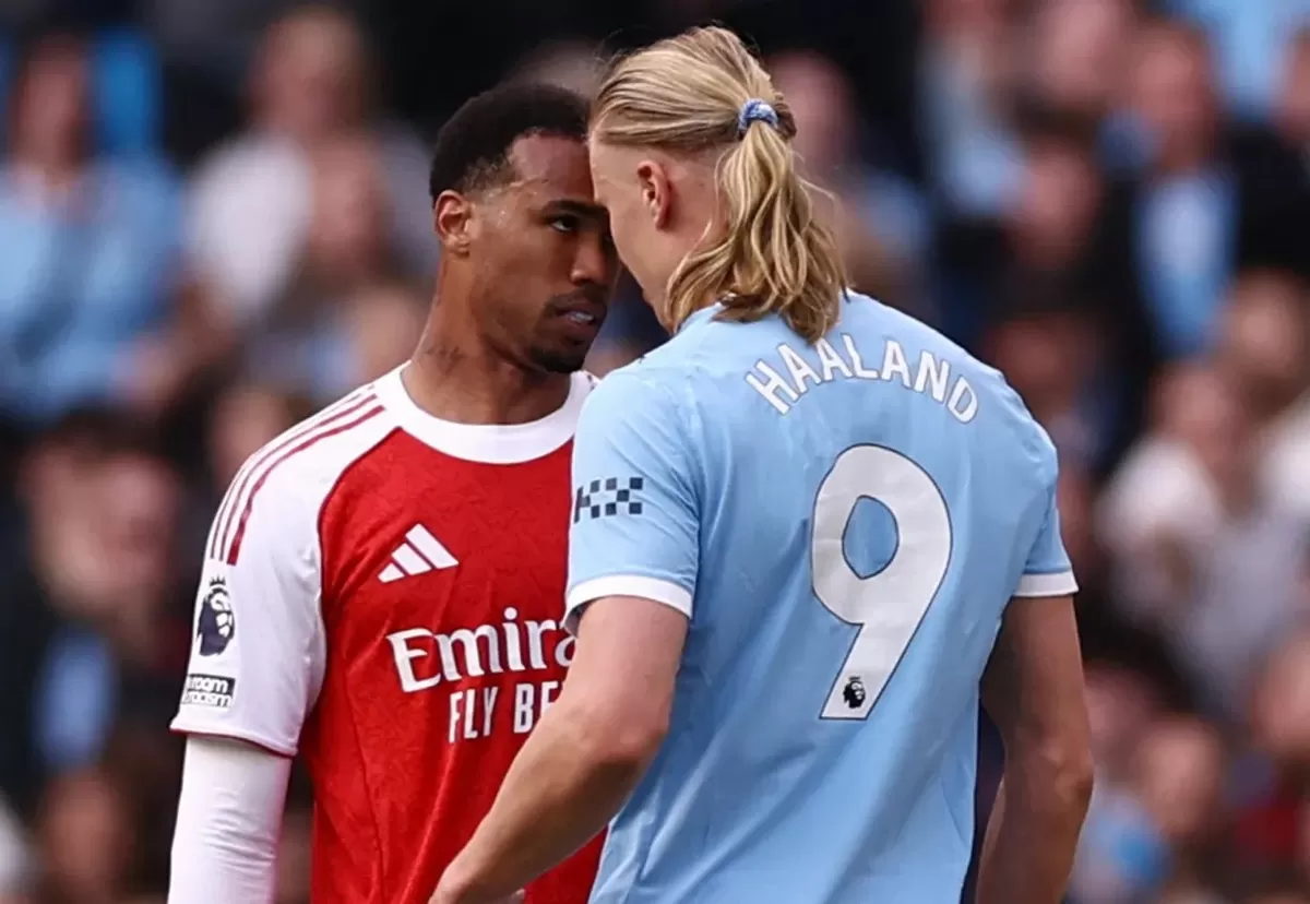 Gabriel menanduk Erling Haaland dalam laga Manchester City vs Arsenal.  