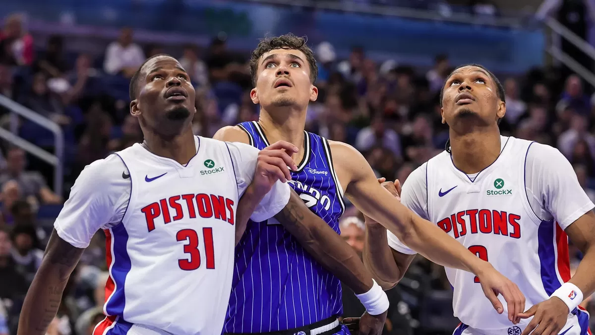  Guard Detroit Pistons Javonte Green (31), guard Ausar Thompson (9), dan forward Orlando Magic Tristan da Silva (23) berebut bola pantul pada babak kedua di Kia Center. (PBSI)