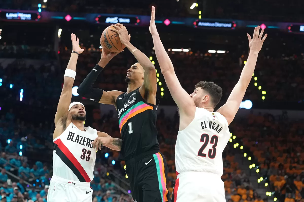 Bintang San Antonio Spurs, Victor Wembanyama berusaha melewati penjagaan dua pemain  Portland Trail Blazers. (Sport Illustrated)