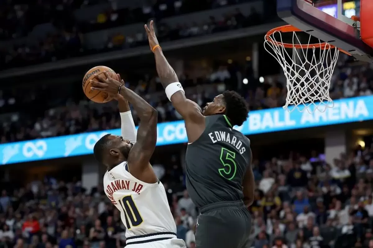 Anthony Edwards dan Wolves tak mampu mengungguli Nuggets asuhan Tim Hardaway Jr. pada Game 1.  (Matthew Stockman/Getty Images)